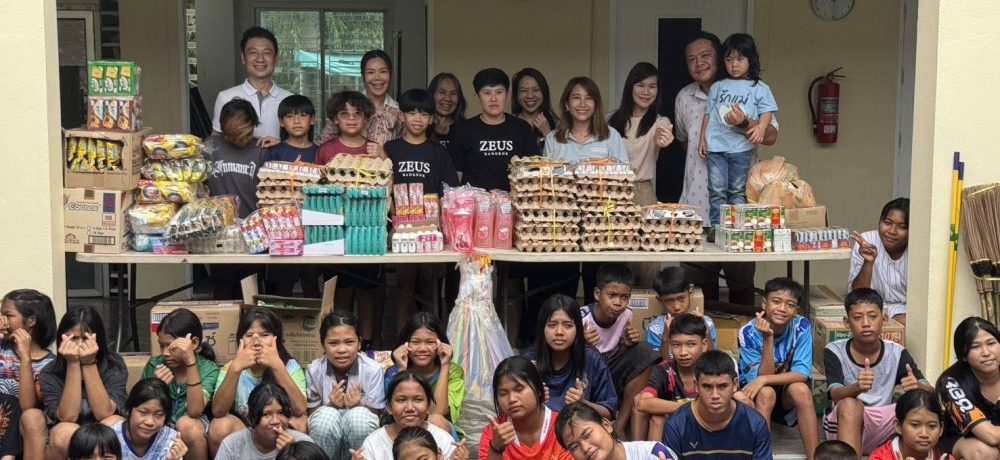 Bangkok Zeus Ice Hockey Club visited the Baan Jingjai Foundation. Donate food and supplies.