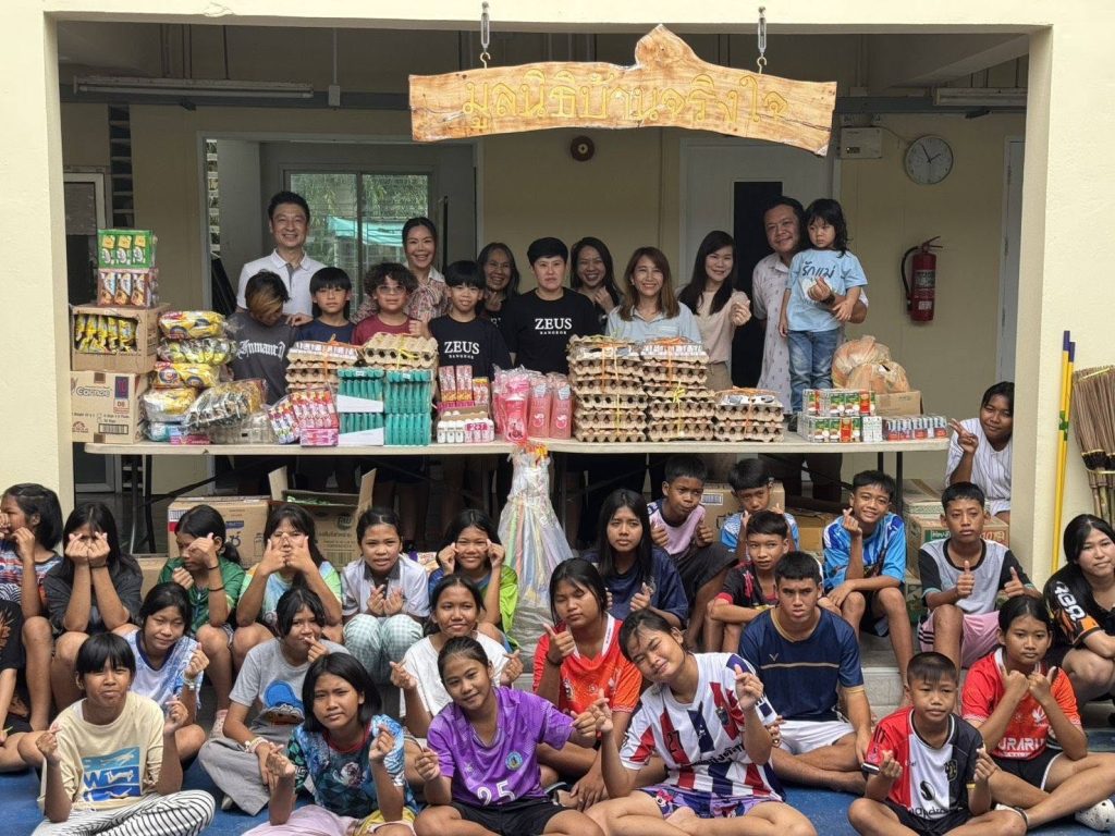Bangkok Zeus Ice Hockey Club visited the Baan Jingjai Foundation. Donate food and supplies.